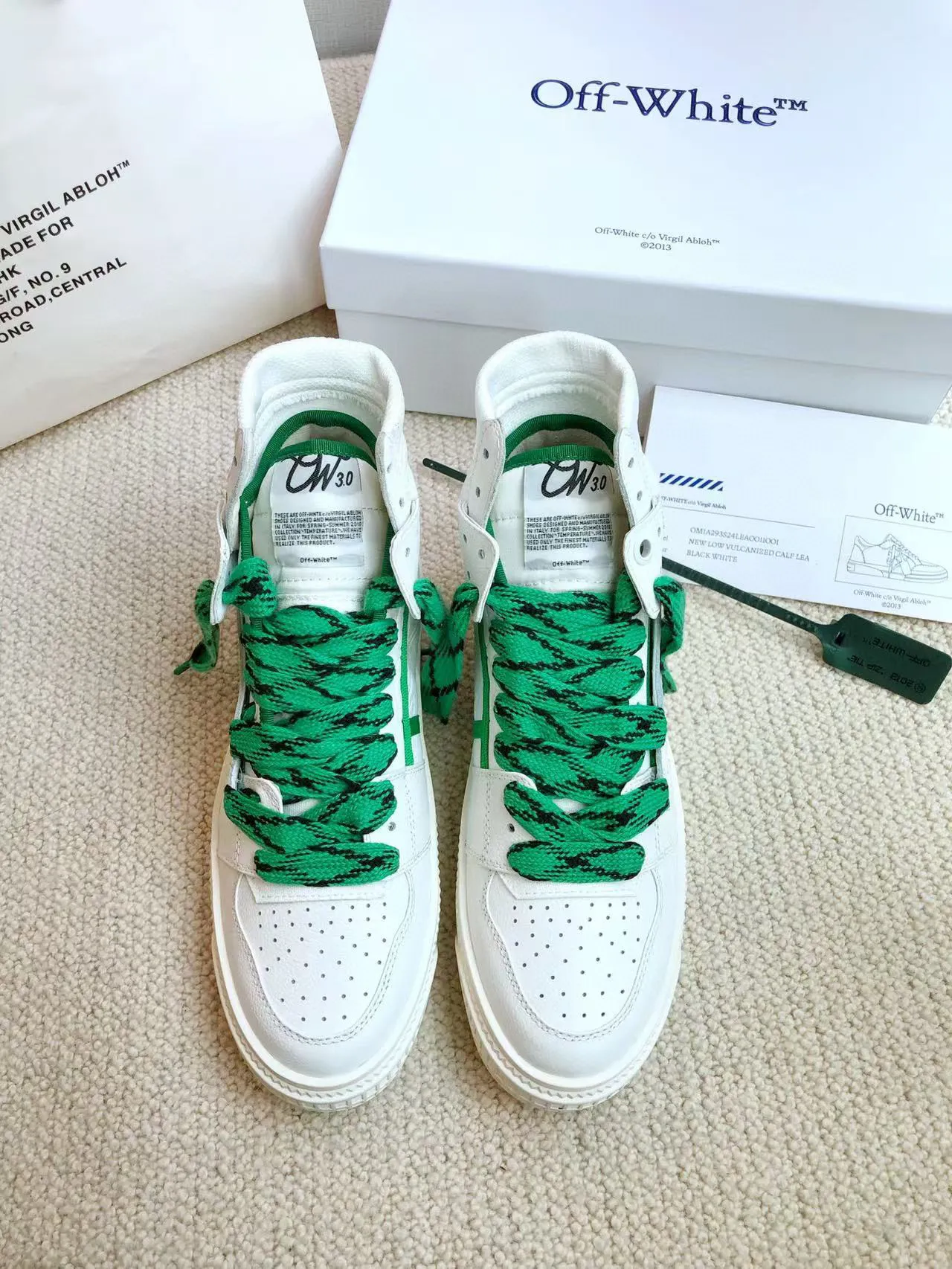 Men's shoes💰620 OFF WHITE ⚡️Couple style⚡️🍓New color🍓 The latest spring model of Gaobang street casual Martin style masterpiece, released the highest quality version on the market 👊 Series original mold opening, original lasting, production technology 1:1 original ➰🔜The best choice for more and more celebrities and Internet celebrities🔸In the classics Changes in the code🔸Innovate in the trend🔸Strive to break away from the shackles of bad street design🔝Although he is not the originator of fashion design, he is definitely a shining dark horse in avant-garde design🐴🆙Do not follow the trend🔅Not universal beauty🔅 Fabric💯First-layer cowhide Lining💯Imported skin-friendly and environmentally friendly polyester mesh Foot pads💯Original molded high-elastic environmentally friendly molding pads Midsole💯Original sleeve lasting process Outsole💯Rubber outsole Packaging💯Official website synchronizes a full set of packaging (brand wrapping paper, brand certificate, brand bag) code number 35-44, 45 customized